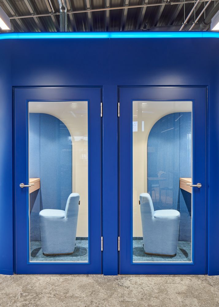New Work im Multispace von BYK: Telefonbox für ungestörtes Arbeiten | Büroplanung von Innenarchitekt bkp