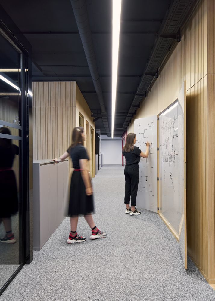 Multispace bei NEW fördert spontanten Austausch | Büroplanung von bkp Innenarchitekten