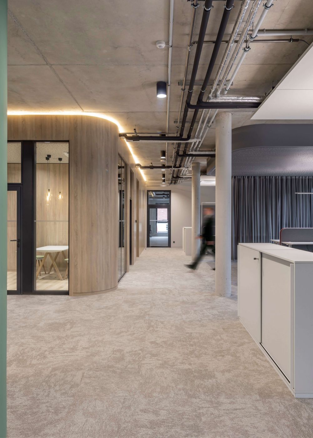 Multi-Space-Büro mit Arbeitsplätzen und Besprechungsräumen
