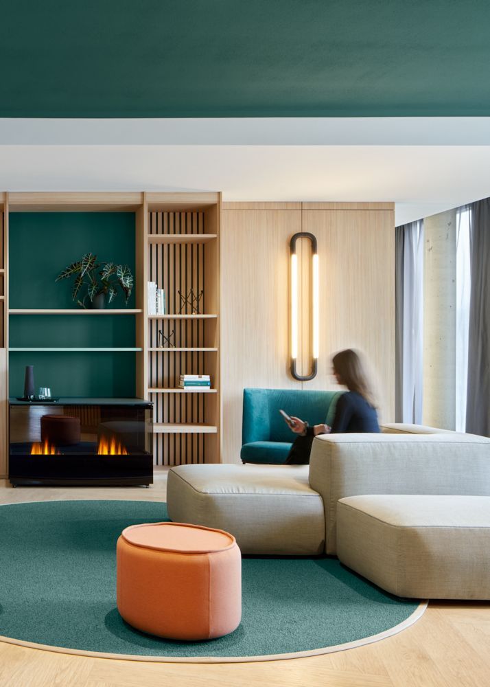 New Work im Loungebereich der Düsseldorfer Unternehmensberatung