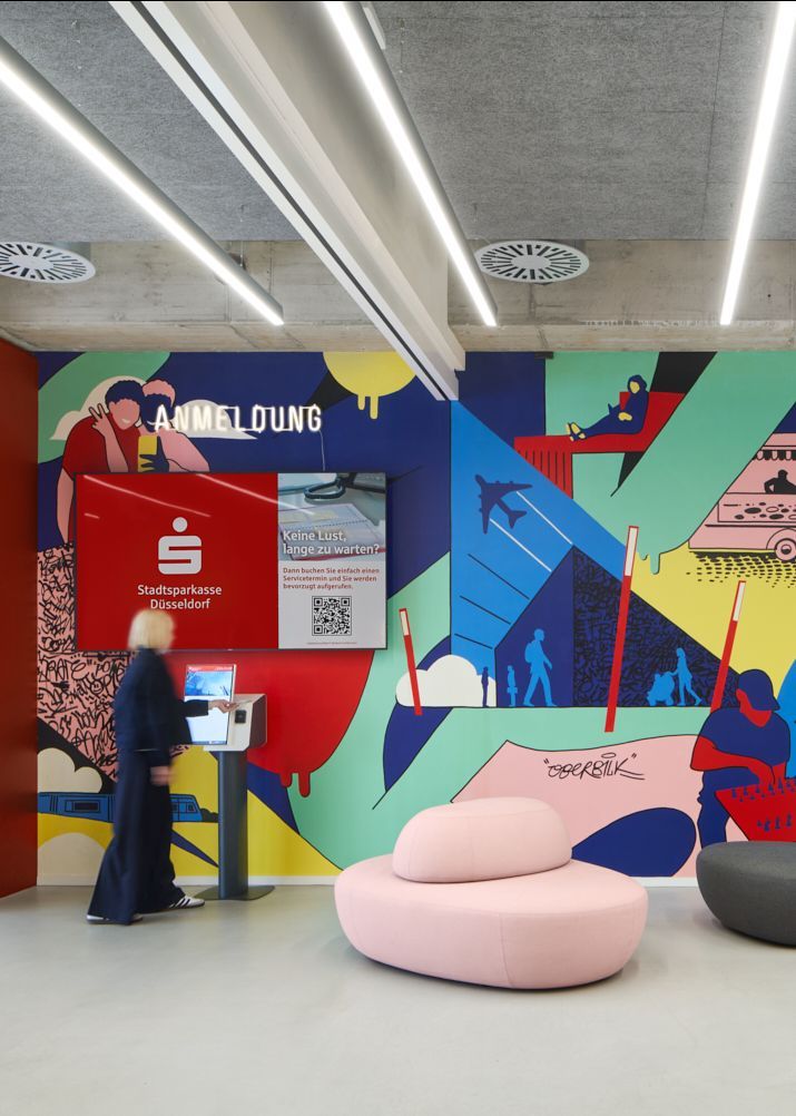 Filialdesign fördert Identifikation durch individuelle Stadtteilgrafik bei der Stadtsparkasse Düsseldorf | Innenarchitektur der Bank von bkp