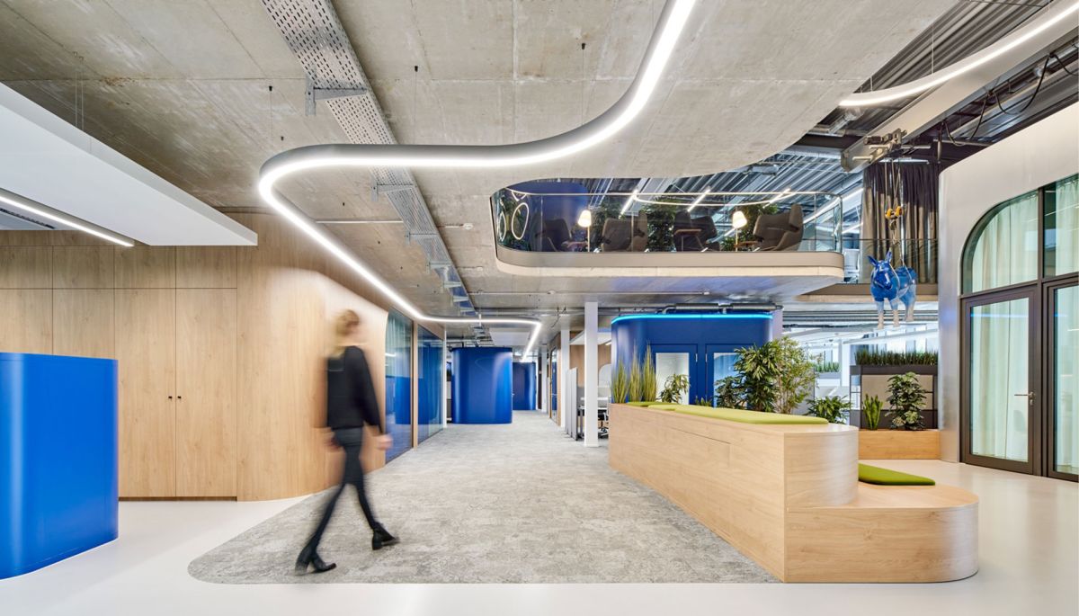Büroplanung mit Brand Architecture bei BYK: Fließende Formen spiegeln Unternehmensidentität wider