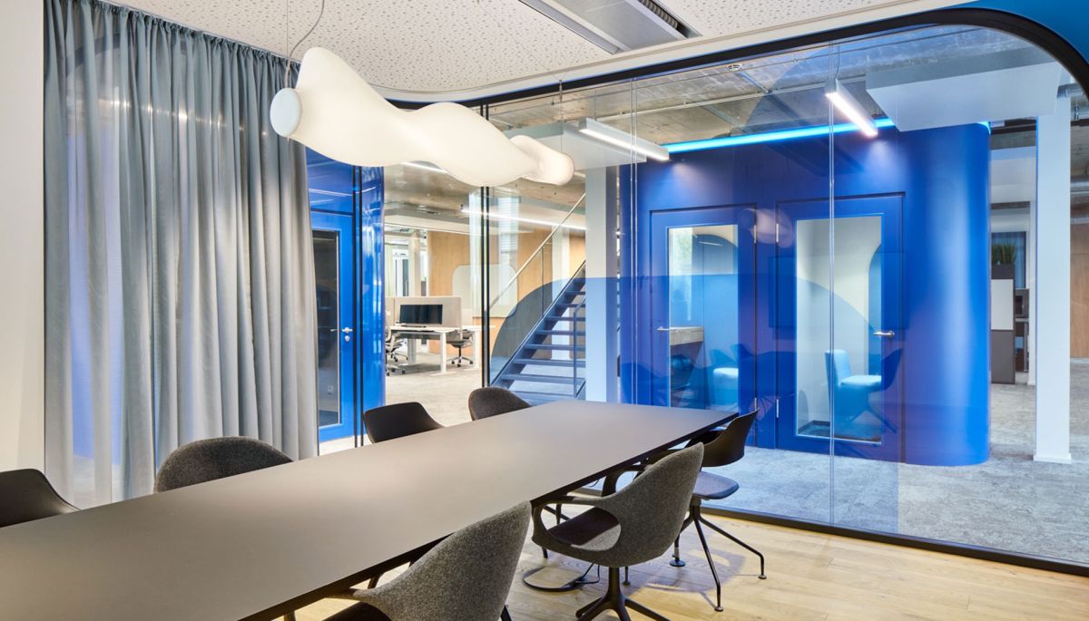 Visuelle Verbindung der Arbeitsbereiche im Multispace | Innenarchitektur von bkp