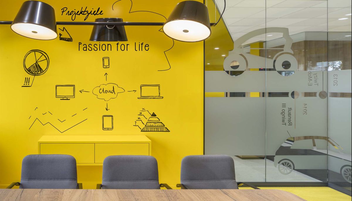 Interaktive Flächen im Meetingbereich von Renault: New Work von bkp Innenarchitekten