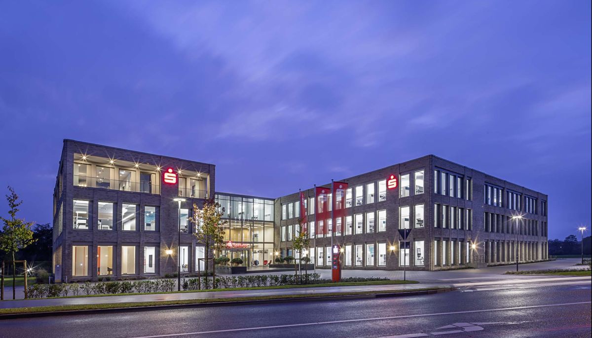 Neubau Sparkasse Rotenburg-Bremervoerde Zeven | Architecture by night