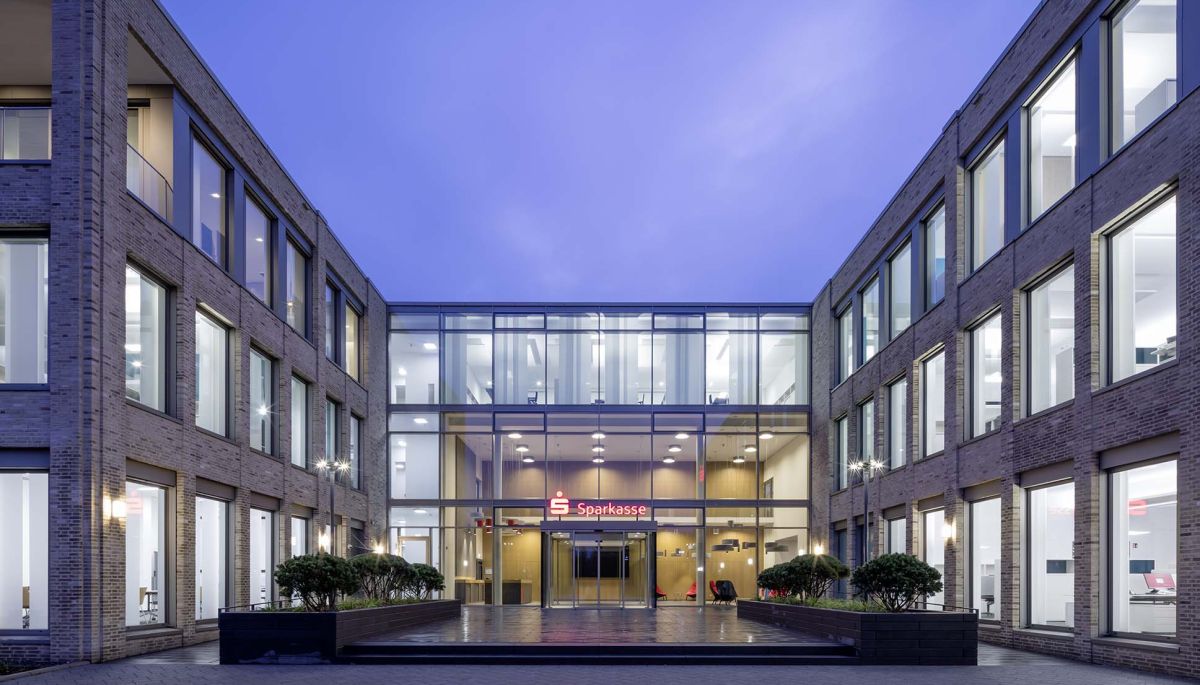 Architektur für Geldinstitute von bkp: Zentrale der Sparkasse Zeven