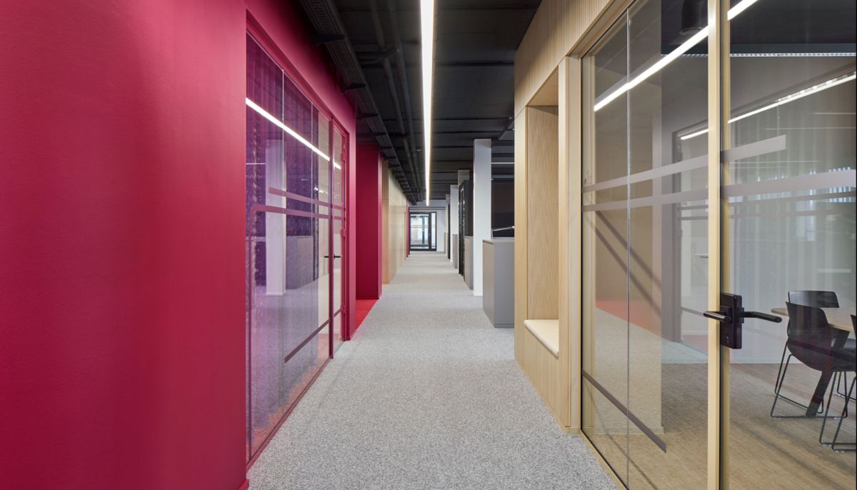 Glasfronten schaffen eine visuelle Verbindung im Multispace von NEW