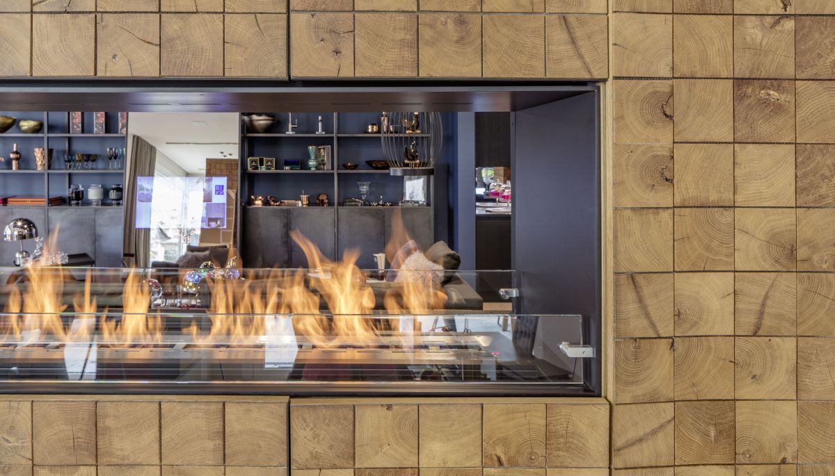 Detail: Kamin als Raumtrenner bei RIVV