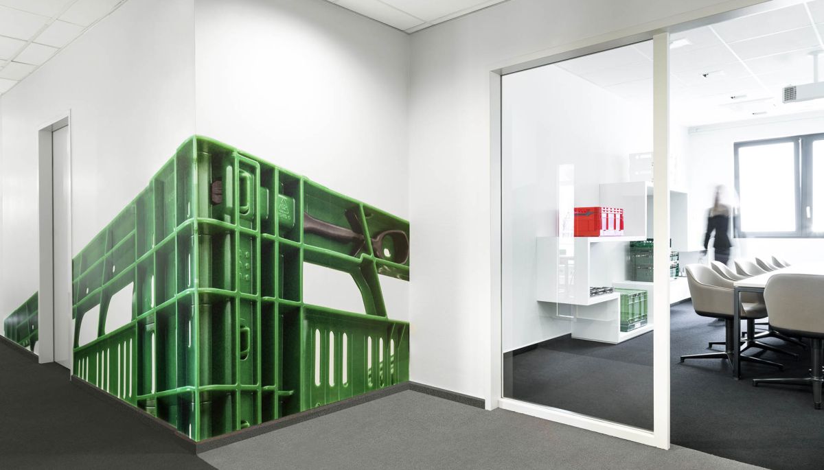Bürokonzept von bkp für bekuplast: Corporate Design im Raum