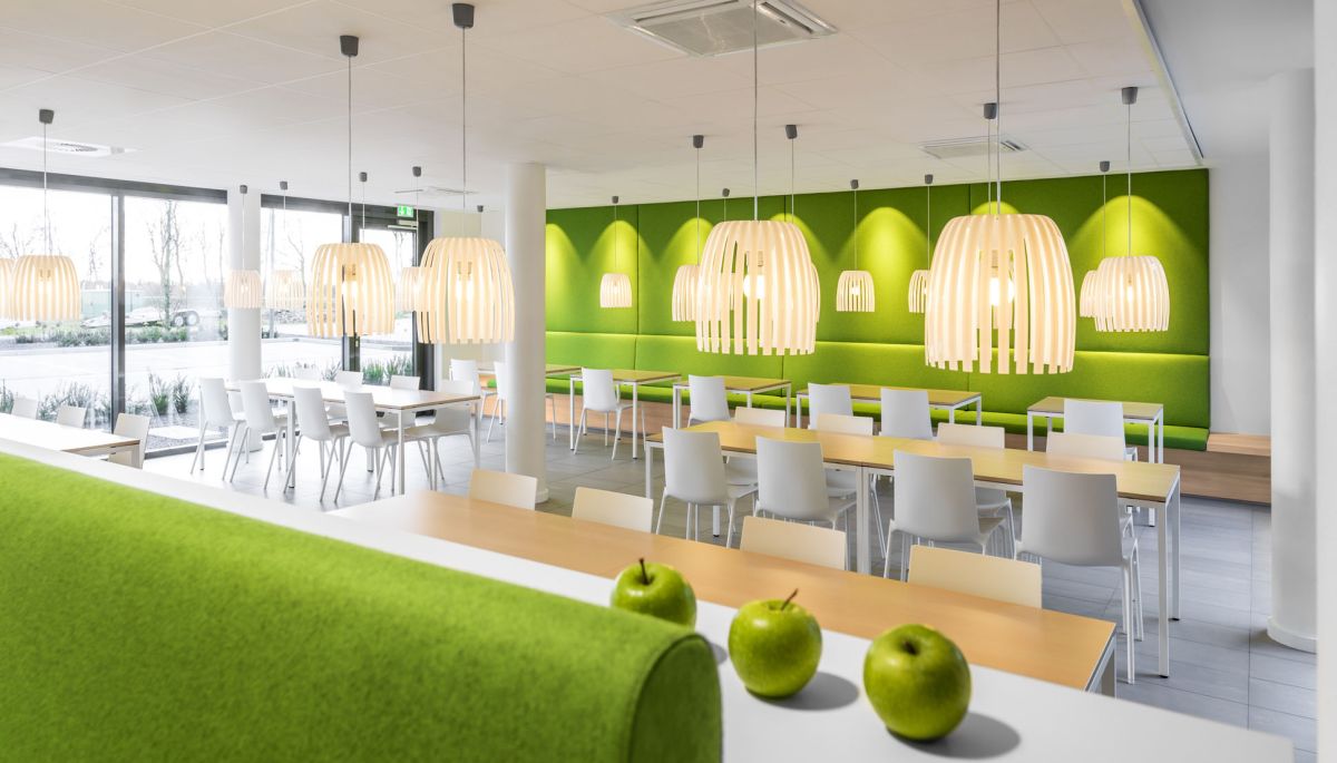 Mitarbeiterkantine im Corporate Design bei bekuplast | Innenarchitektur von bkp