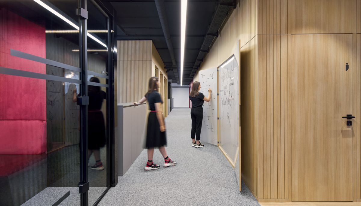 Multispace bei NEW fördert spontanten Austausch | Büroplanung von bkp Innenarchitekten