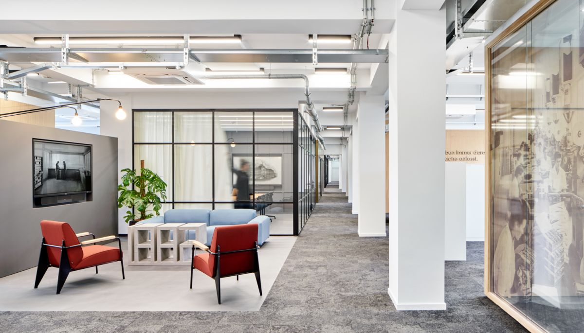 In der Büroplanung für das Teekanne Headquarter in Düsseldorf wird Firmenhistorie im modernen Multispace erlebbar