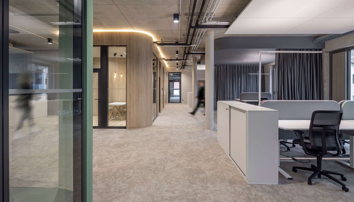 Multi-Space-Büro mit Arbeitsplätzen und Besprechungsräumen