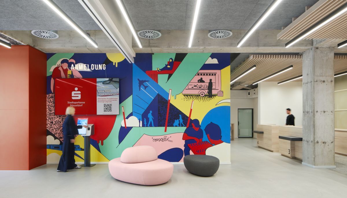 Filialdesign fördert Identifikation durch individuelle Stadtteilgrafik bei der Stadtsparkasse Düsseldorf | Innenarchitektur der Bank von bkp