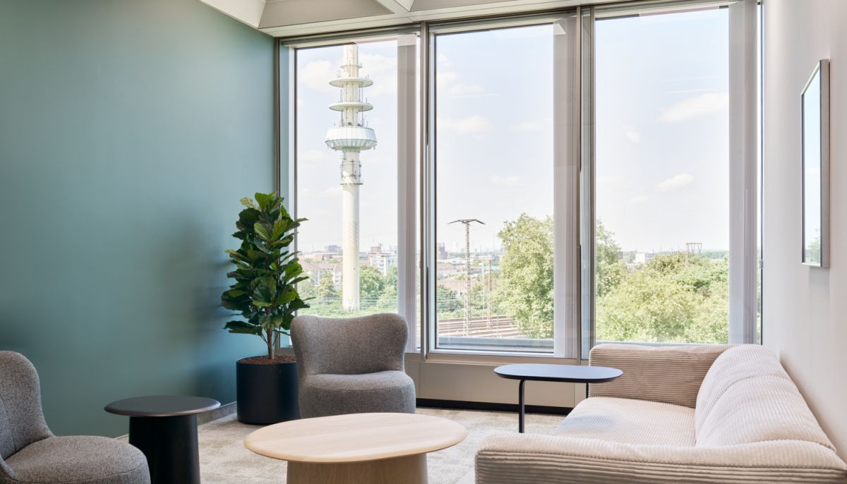 Lounge-Bereich im neuen Bürogebäude des BLB NRW in Duisburg