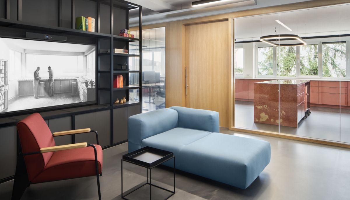 Loungebereich bei der Teekanne mit Bibliothek für Teebücher