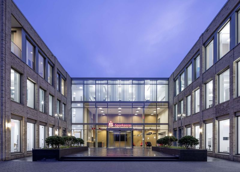 Architektur für Geldinstitute von bkp: Zentrale der Sparkasse Zeven
