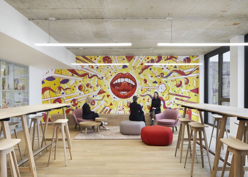 Austausch und Interaktion in der Teeküche von Intersnack in Düsseldorf: New Work von bkp