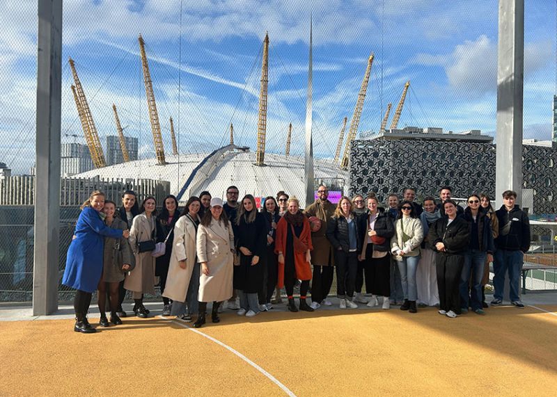 Das Team von bkp posiert auf einem Dach in London.
